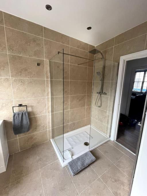 Abergavenny Center 2-Bed Flat Apartman Kültér fotó