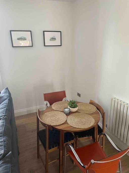 Abergavenny Center 2-Bed Flat Apartman Kültér fotó